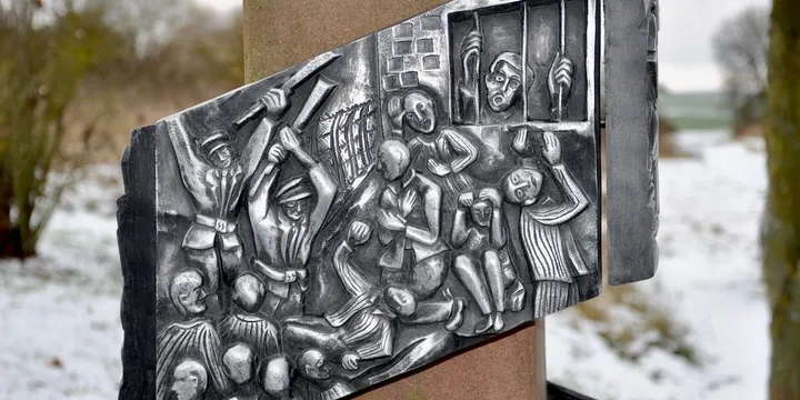 Nie mogę salutować temu kryminalnemu symbolowi! [swastyce] — odparł duchowny...